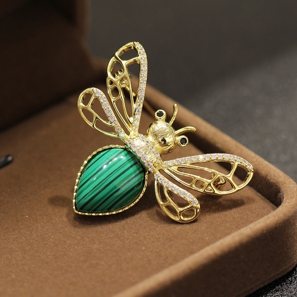 VQ Bee Brooch - Picture 2 of 5